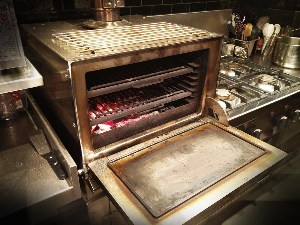 Josper-houtskooloven in werking, gloeiende houtskool
